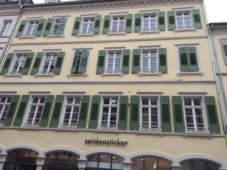 selten: ein vorbildlich renoviertes Haus mit allen Holzläden (1.—3. OG, etwa bei Hausnr