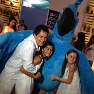 Copacabana Reveillon - na vida real - Carlos Saldanha, Sofia Scarpa Saldanha e Julia Scarpa Saldanha tirando foto com Blu.webp (66 kB)