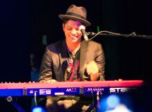 1280px-Bruno Mars keyboard