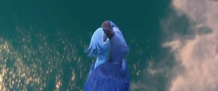 Blu siendo besado por Perla mientras caen.