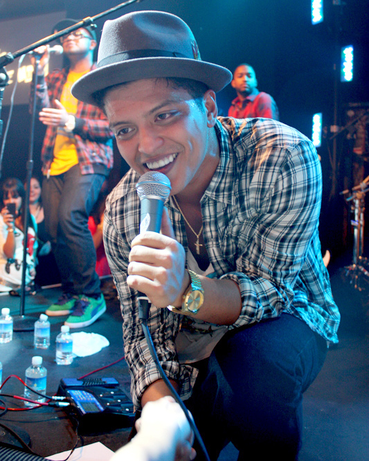 https://static.wikia.nocookie.net/rio/images/f/fa/Bruno_Mars%2C_Las_Vegas_2010.jpg/revision/latest?cb=20130522161709