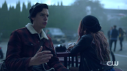 RD-Caps-2x05-When-a-Stranger-Calls-14-Jughead-Toni