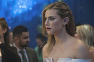 RD-Promo-1x11-To-Riverdale-and-Back-Again-10-Betty