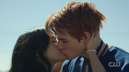 RD-Caps-2x06-Death-Proof-103-Veronica-Archie-kiss