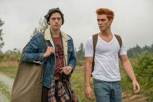 RD-Promo-3x07-The-Man-in-Black-08-Jughead-Archie.jpg