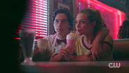 RD-Caps-2x02-Nighthawks-129-Jughead-Betty