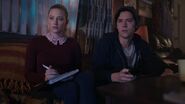 2x17-23 The-Noose-Tightens Betty and Jughead