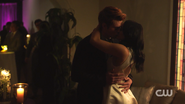 RD-Caps-2x12-The-Wicked-and-The-Divine-118-Archie-Veronica-kiss