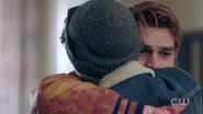 RD-Caps-2x01-A-Kiss-Before-Dying-43-Archie-Jughead-hug