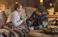 2x14-07 The-Hills-Have-Eyes Betty and Jughead