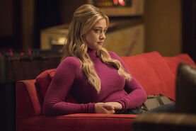 RD-Promo-5x05-Homecoming-02-Betty