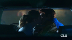 RD-Caps-2x09-Silent-Night-Deadly-Night-111-Betty-Archie-kissing