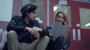 2x10 The-Blackboard-Jungle Jughead-Toni