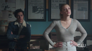 RD-Caps-2x08-House-of-the-Devil-101-Jughead-Betty