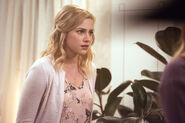 RD-Promo-1x08-The-Outsiders-04-Betty