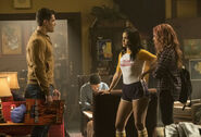 2x17-02 The-Noose-Tightens Kevin, Veronica and Toni