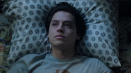 RD-Promo-1x11-To-Riverdale-and-Back-Again-22-Jughead