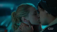 RD-Caps-2x01-A-Kiss-Before-Dying-136-Betty-Jughead.png (921 KB)