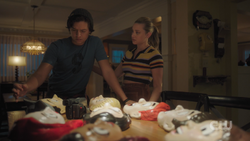 RD-Caps-5x03-Graduation-03-Jughead-Betty