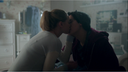 Season 1 Episode 9 La Grande Illusion Betty and Jughead