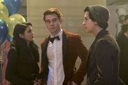 RD-Promo-1x11-To-Riverdale-and-Back-Again-09-Veronica-Archie-Jughead