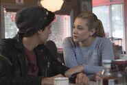 RD-Promo-2x08-House-of-the-Devil-09-Jughead-Betty