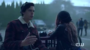 RD-Caps-2x05-When-a-Stranger-Calls-14-Jughead-Toni.png (893 KB)