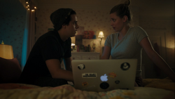 RD-Caps-4x08-In-Treatment-73-Jughead-Betty