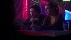 RD-Caps-2x17-The-Noose-Tightens-54-Jughead-Betty