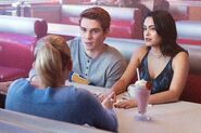 RD-Promo-1x08-The-Outsiders-15-Betty-Archie-Veronica