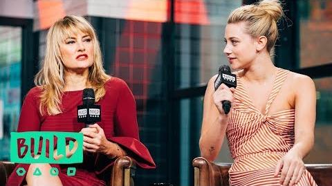 Lili Reinhart & Mädchen Amick On Playing A Mother And Daughter At Odds