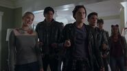 RD-Caps-2x17-The-Noose-Tightens-105-Betty-Jughead-Sweet-Pea-Fangs-Fogarty-Southside-Serpents