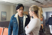 RD-Promo-2x01-A-Kiss-Before-Dying-06-Jughead-Betty