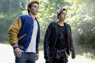 RD-Promo-2x06-Death-Proof-01-Jughead-Archie