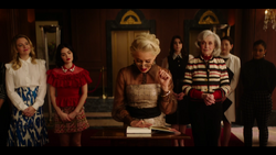 KK-Caps-1x10-Gloria-31-Amanda-Katy-Gloria-Loretta