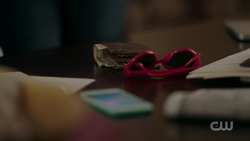 RD-Caps-2x03-The-Watcher-in-the-Woods-62-Geraldine-Grundy-glasses-Fred-wallet