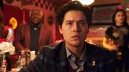 RD-Promo-6x05-The-Jughead-Paradox-29-Pop-Jughead-Veronica.jpg (3.81 MB)