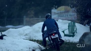 RD-Caps-2x01-A-Kiss-Before-Dying-29-Jughead-motorcycle-Sunnyside-trailer-park.png (1.11 MB)