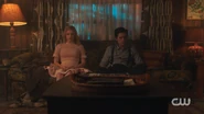 RD-Caps-2x12-The-Wicked-and-The-Divine-119-Betty-Jughead.png (1.56 MB)