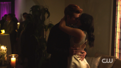 RD-Caps-2x12-The-Wicked-and-The-Divine-118-Archie-Veronica-kiss