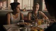 RD-Caps-4x01-In-Memoriam-13-Jughead-Betty