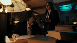 RD-Caps-4x04-Halloween-30-Jughead-Donna