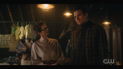 KK-Caps-1x11-Who-Can-I-Turn-To-02-Gal-Guy