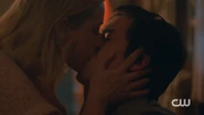 RD-Caps-2x12-The-Wicked-and-The-Divine-120-Betty-Jughead-kiss.png (923 KB)