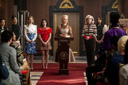 KK-Promo-1x10-Gloria-11-Amanda-Katy-Gloria-Mrs. Lacy