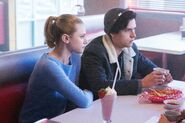 RD-Promo-1x08-The-Outsiders-12-Betty-Jughead