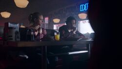 RD-Caps-2x17-The-Noose-Tightens-33-Betty-Jughead