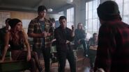RD-Caps-2x20-Shadow-of-a-Doubt-21-Toni-Sweet-Pea-Fangs-Fogarty-Southside-Serpents.jpg (173 KB)