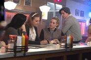 RD-Promo-1x07-In-a-Lonely-Place-07-Veronica-Polly-Betty-Jughead