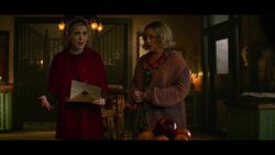 CAOS-Caps-1x03-The-Trial-of-Sabrina-Spellman-22-Sabrina-Hilda